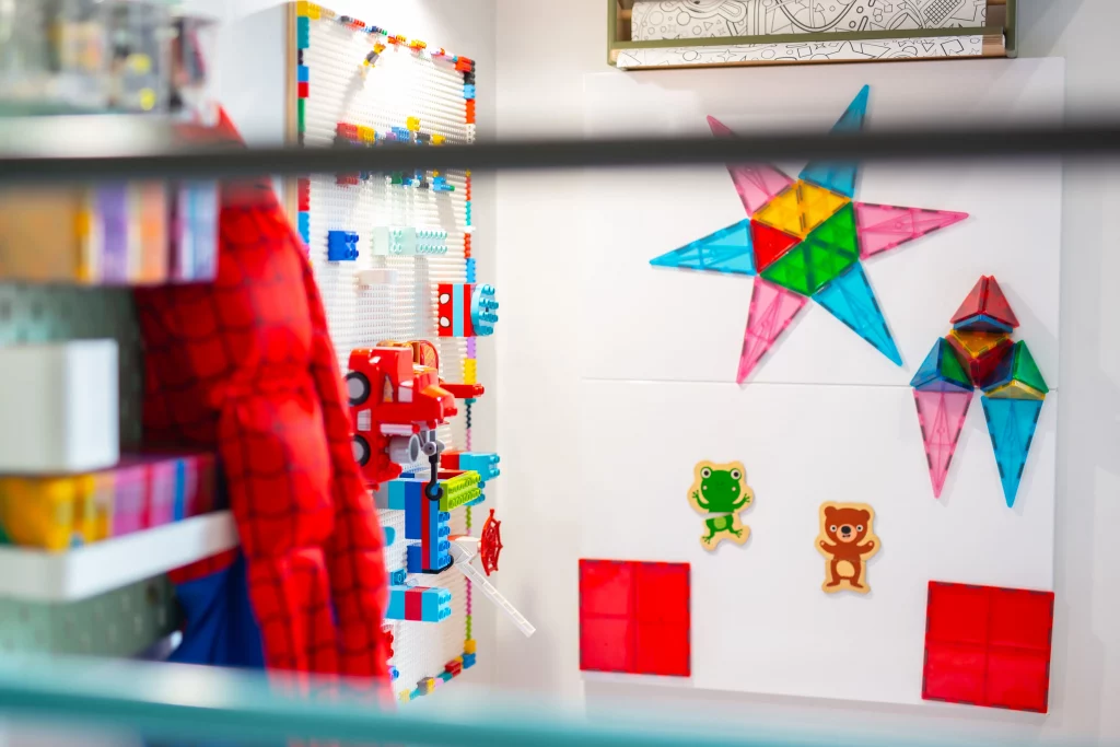 Rincón creativo en habitación de juego activo para niños