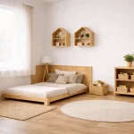Habitación infantil Montessori con cama baja, estanterías abiertas y luz natural suave
