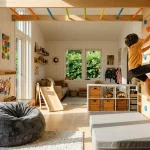 espacio de juego en casa con rocódromo y monkey bars para desarrollo infantil