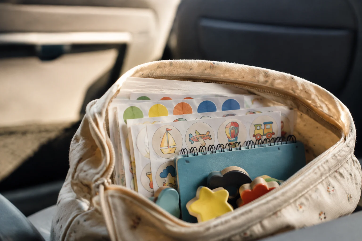 Bolsa de materiales de juego como alternativa a la tablet en viajes largos con niños