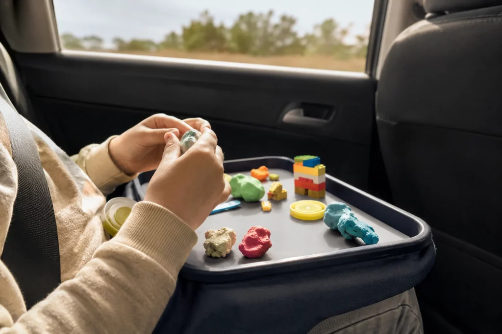 Niño jugando con materiales manipulables durante un viaje largo en coche sin usar tablet