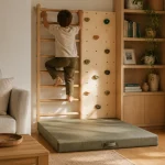 Niño trepando en una estructura de escalada segura en casa